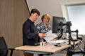 Medewerker van Looden Sterenborg controleert een administratie